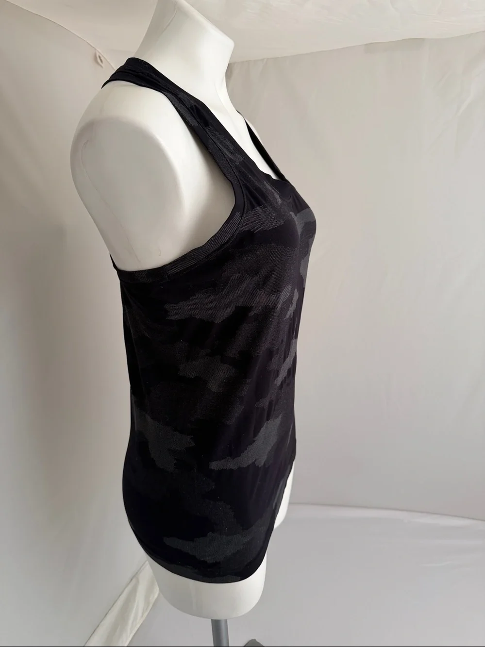 Athleta Momentum Seamless Racerback Tank Top black charcoal gray camouflage M